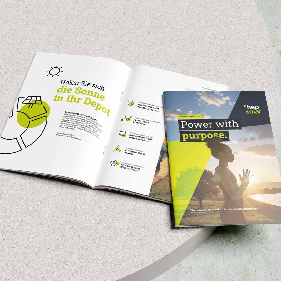 Zeigt die hep solar Invest ELTIF Broschüre einmal aufgeklappt und einmal das Cover auf einem Tisch liegend.