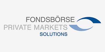 Logo: in kompletten Großbuchstaben steht in der ersten Zeile rechtsbündig Fondsbörse, dadrunter Private Markets und in der dritten Zeile kleiner und in blau steht Solutions. Rechts Daneben wird ein Bogen von links nach rechts Breiter, in dunkelblau. Dadrunter horizontal und Vertikal gespiegelt noch so ein Bogen in hellblau.