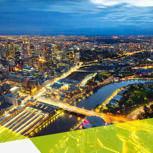 Eine Luftaufnahme der Stadt Melbourne bei Nacht. Die Stadt ist hell erleuchtet und auf den Highways sind Fahrzeuge unterwegs. Ein Fluss ist ebenfalls zusehen.