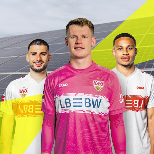 Torwart und zwei Spieler vom VfB Stuttgart stehen vor eine Solaranlage.